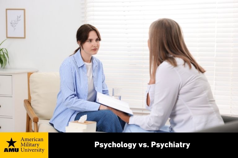 psychology-vs-psychiatry psychologist speaking with patient