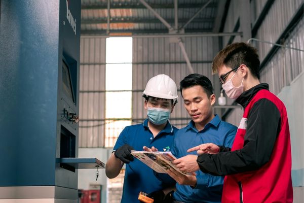 logistics manager in warehouse