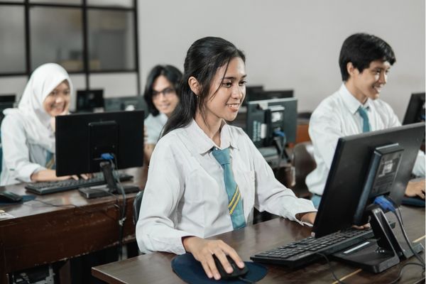 government contracting employees